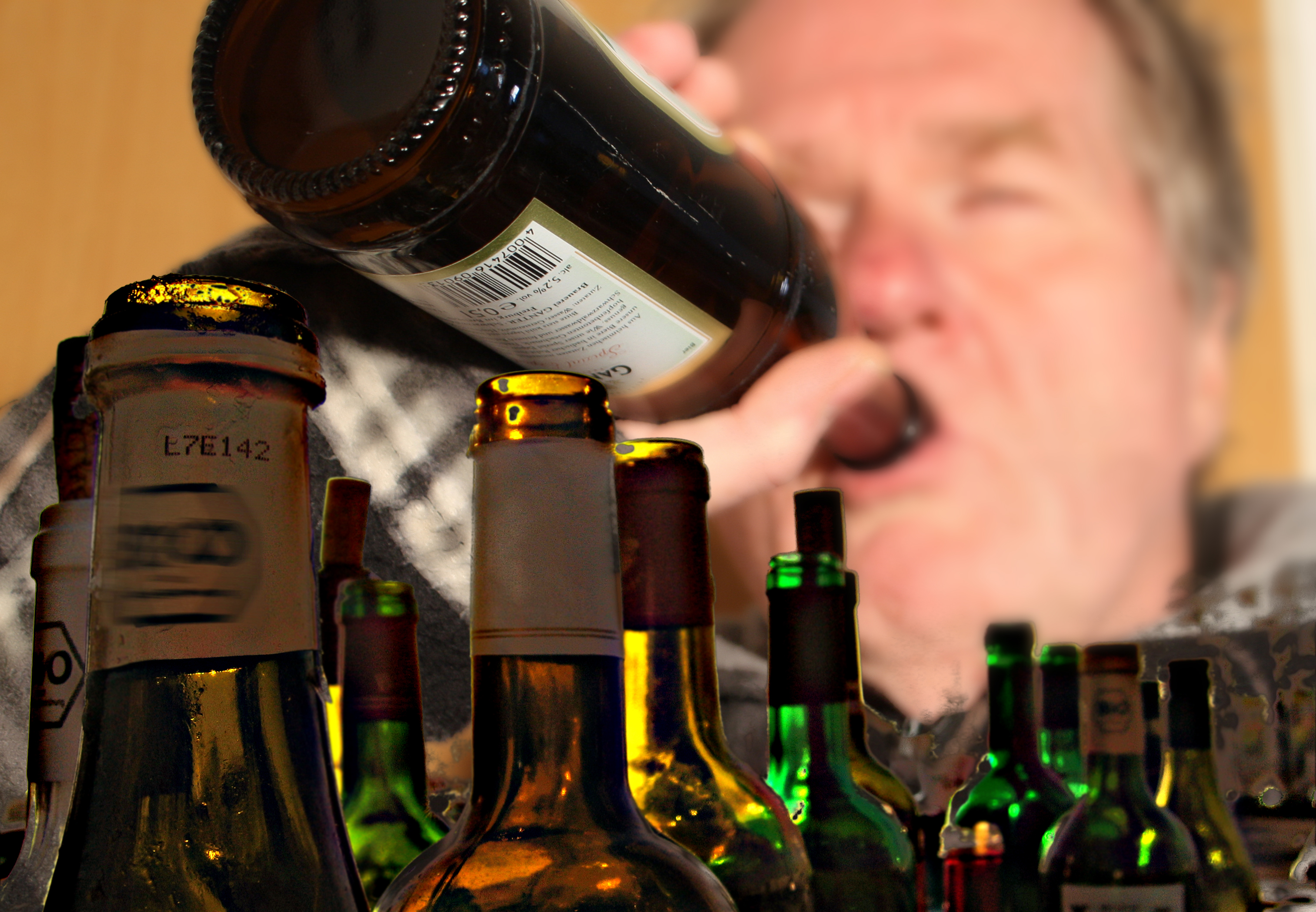 Mann, der aus Flasche Bier trinkt